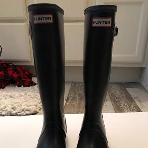 Women’s matte black hunter boots